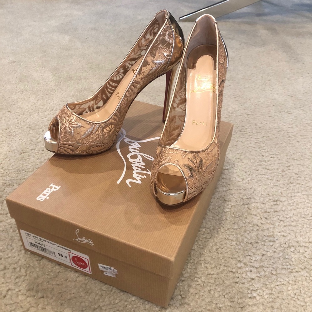 ✨HP✨ Christian Louboutin rose gold pumps